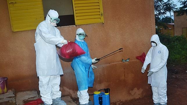 Sanitarios realizando labores de desinfección en el Hospital de Pita