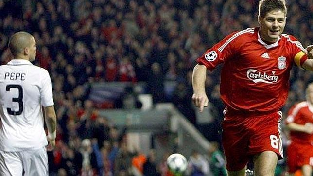 Gerrard celebra uno de los cuatro goles que el Real Madrid recibió en Anfield