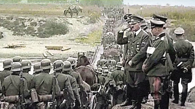 Adolf Hitler saluda al paso de sus tropas victoriosas tras la ocupación de la mitad de Polonia. El Ejército Rojo, ocuparía ya sin apenas resistencia la otra mitad