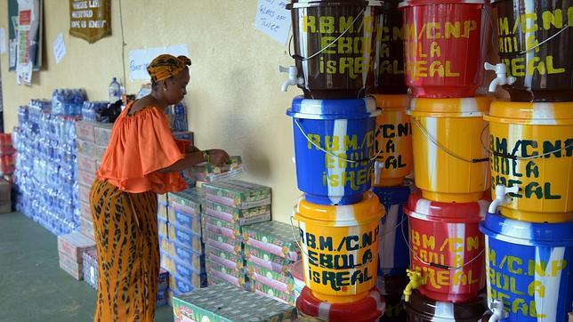 Una mujer prepara donaciones para luchar contra el virus en una Iglesia Baptista en Monrovia, Liberia