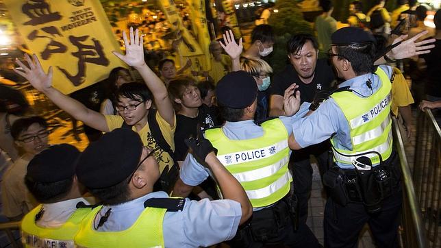 Manifestantes a favor de la democracia se enfrentan con la Policía en Hong Kong, el pasado lunes
