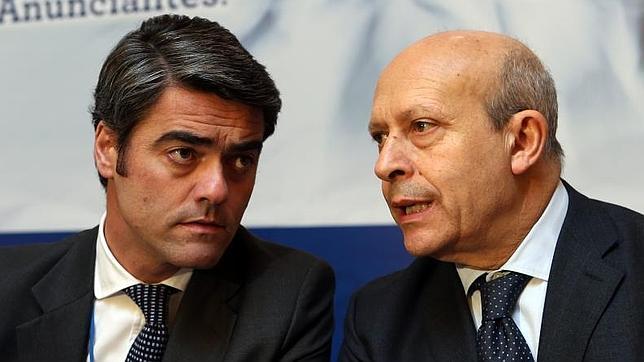 Luis Enríquez, presidente de los editores de diarios en España, junto al ministro de Educación, José Ignacio Wert