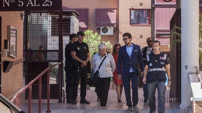 La Policía estuvo hasta última hora de la tarde en la vivienda de Usera