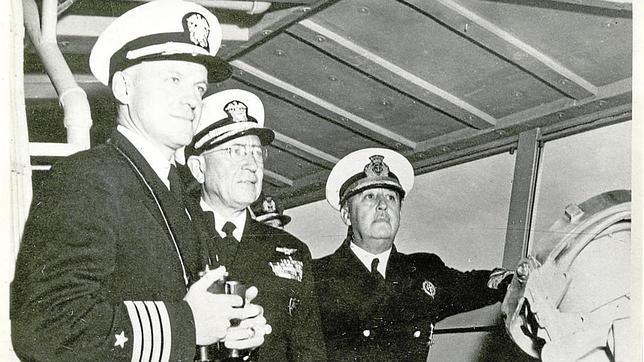 Franco en unas maniobras en 1954, junto al almirante jefe de la VI Flota