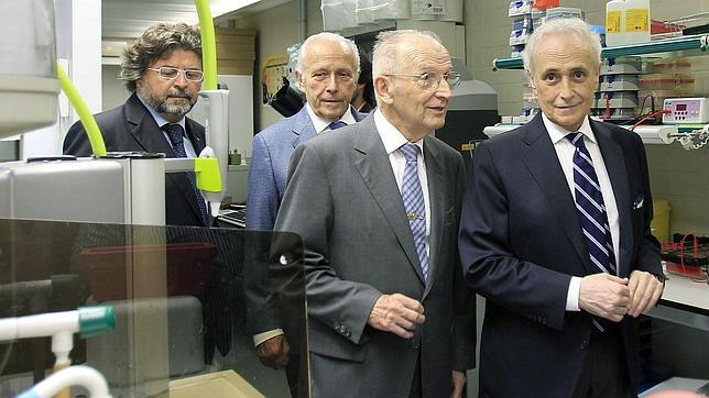 Josep Carreras (d) y el doctor Ciril Rozman (2d), en la inauguración de los nuevos laboratorios del Instituto de Investigación contra la Leucemia José Carreras