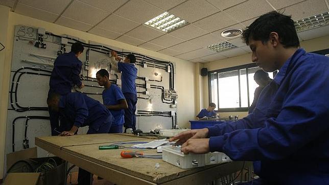 Alumnos de un curso de electricidad