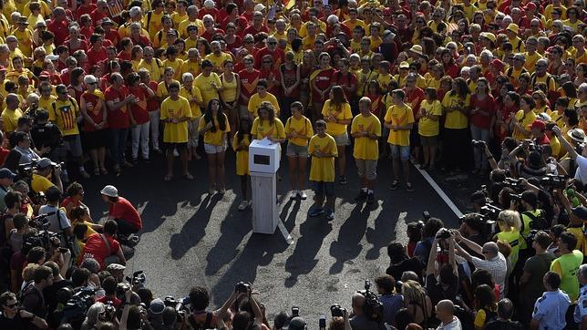 La cabecera de la «V», con una joven votando simbólicamente en una urna