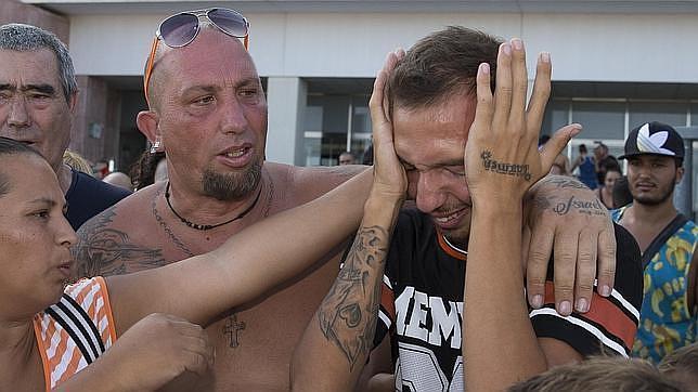 Uno de los tres detenidos por la violación de Málaga llora tras ser puesto en libertad