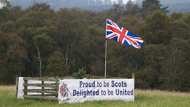 Cartel en la frontera entre Escocia e Inglaterra («Orgullosos de ser escoceceses, encantados de estar unidos»)