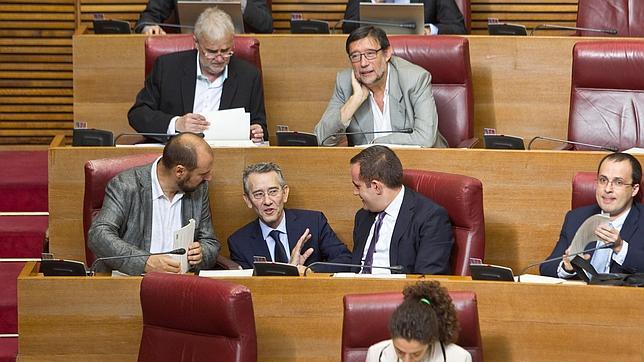 Varios diputados del PSPV, ayer en las Cortes