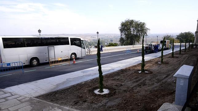 Autobús turístico en la calle Gerardo Lobo, recién abierta tras las obras