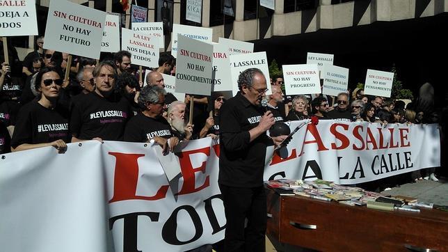 Un momento del acto esta mañana en la plaza del Rey
