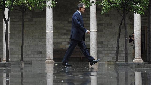 Artur Mas ignora la tormenta política y jurídica