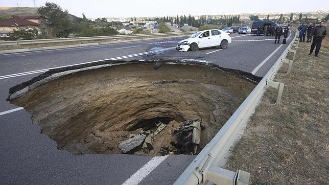 Imagen del agujero aparecido en la carretera que ha acabado con la vida de seis personas