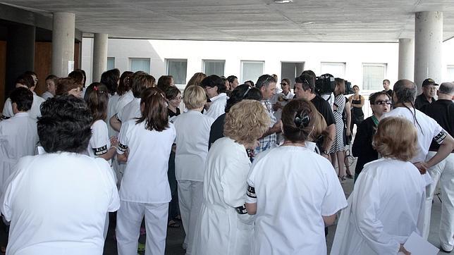 Un grupo de funcionarios en un hospital de Segovia