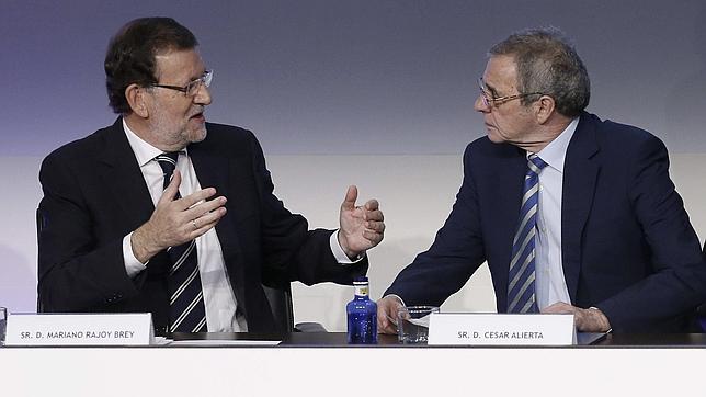 El presidente del Gobierno conversa con el presidente de Telefónica durante el CEAL