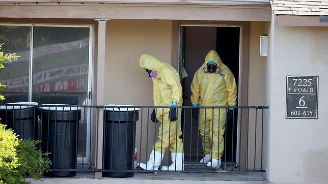 Operarios entran en la casa del paciente infectado por ébola en Dallas.