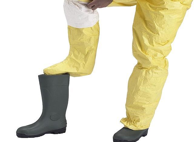 El traje amarillo Tychem-C, homologado por la OMS, viene con unas instrucciones de uso que se omiten o desdeñan