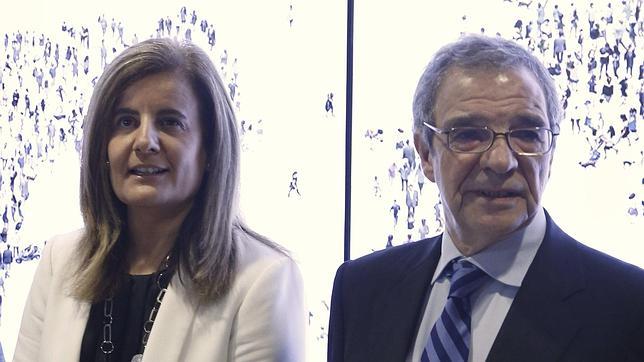 El presidente de Telefónica, César Alierta, junto a la ministra de Empleo, Fátima Báñez