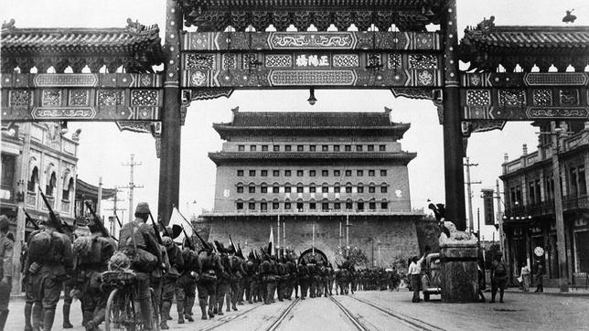 Tropas japonesas entrando en Pekín en julio de 1937