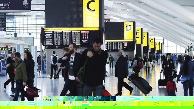 Pasajeros llegan al aeropuerto de Heathrow en Londres, Reino Unido, donde se ha empezado a aplicar un protocolo para detectar posibles casos de ébola en pasajeros procedentes de países afectados por el virus