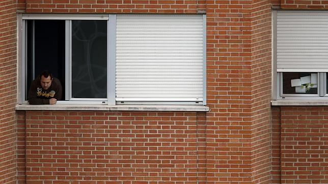El marido de Teresa Romero, Javier Limón, en su aislamiento en el Hospital Carlos III.