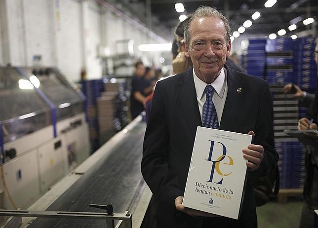 El director de la Real Academia Española, José Manuel Blecua, posa junto a la 23 edición del Diccionario de la lengua española en los talleres de Barcelona donde se ha impreso la obra
