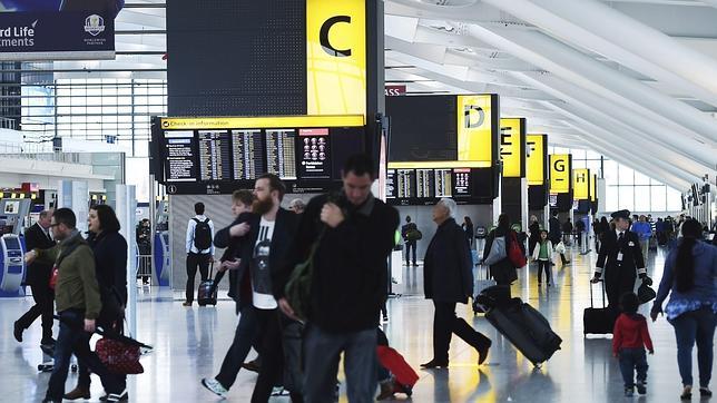 Pasajeros en el aeropuerto londinense de Heathrow