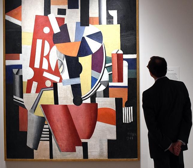 Un hombra admira un Léger de la Colección Lauder en el MET