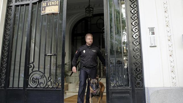 Agentes de la Policía Nacional registran el domicilio de Luis Iglesias
