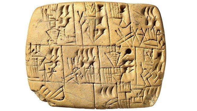 Tablilla de arcilla blanca encontrada en Sumer, con inscripciones de escritura cuneiforme