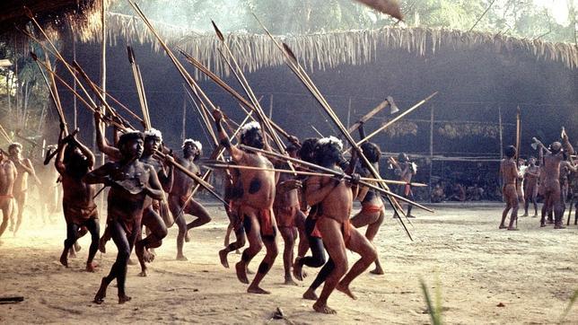 Hombres de una aldea yanomami danzan en otra aldea vecina para mostrar su poderío militar y cohesión social