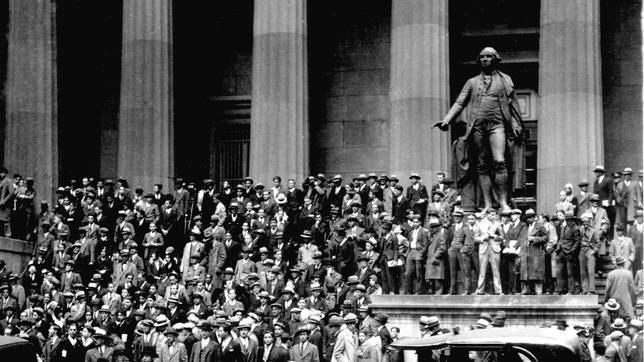 Inversores se agolpan en Wall Street para conocer la evolución del Dow Jones en octubre de 1929