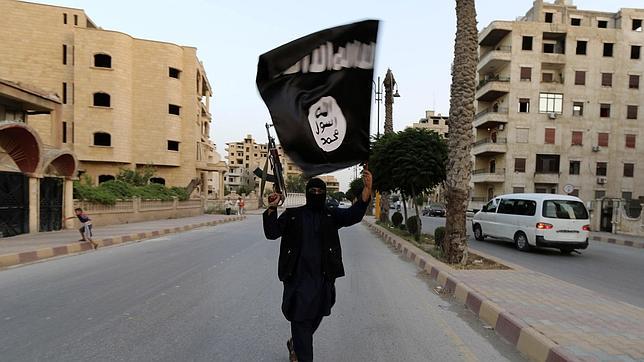 Un miliciano del Estado Islámico con la enseña del «califato» en la ciudad siria de Raqqa