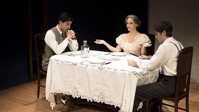 Silvia Marsó, con Carlos García y Alejandro Arestegui, en una escena de la obra