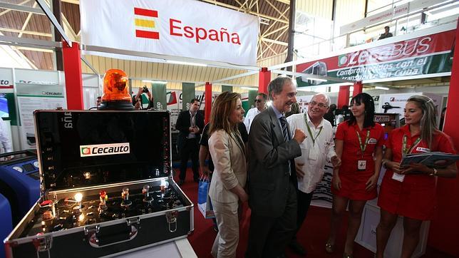 El embajador de España en Cuba, Francisco Montalbán (c), recorre uno de los pabellones españoles en la Feria Internacional de La Habana