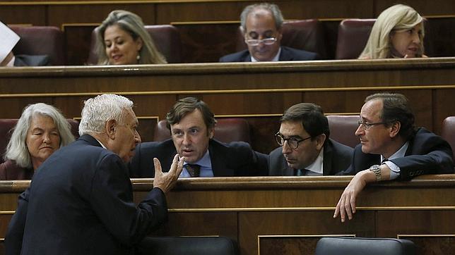 El ministro de Asuntos Exteriores, José Manuel García-Margallo, conversando ayer con el portavoz del PP en el Congreso, Alfonso Alonso