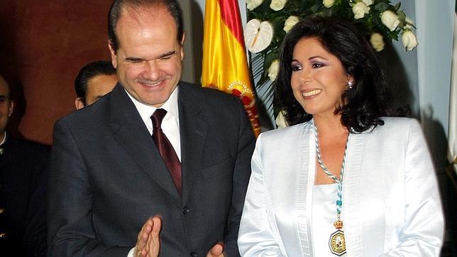Isabel Pantoja recibió la medalla de Andalucía en 2002
