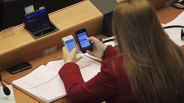 Una eurodiputada usa dos móviles al mismo tiempo en el pleno del Parlamento Europ