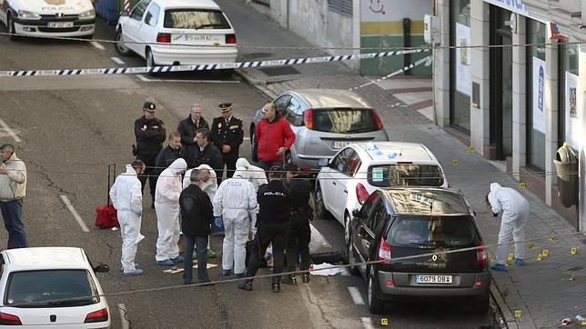 Agentes de la Policía, alrededor del cadáver del atracador en una sucursal de Vigo