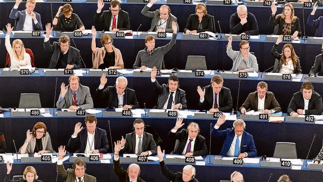 Ramón Tremosa -en el centro de la primera fila por abajo- es uno de los promotores de la resolución en la que el Parlamento Europeo pide un desarrollo neutral del mercado único digital