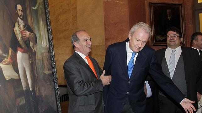 Joaquim Gay de Montellá y el ministro de Defensa, Pedro Morenés, ante una pintura con la imagen del general Prim