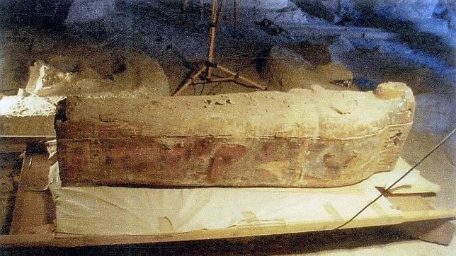 Fotografía facilitada por el Ministerio egipcio de Antigüedades del sarcófago y la momia de una cantora del dios Amón, de hace unos 3.000 años