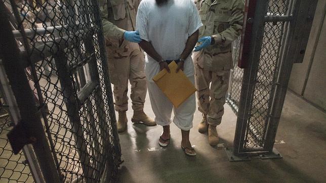 Militares estadounidenses con un preso en Guantánamo en el año 2010