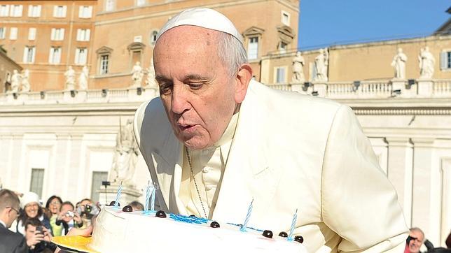 El Papa sopla las velas de una tarta de cumpleaños a su llegada a la Plaza de San Pedro