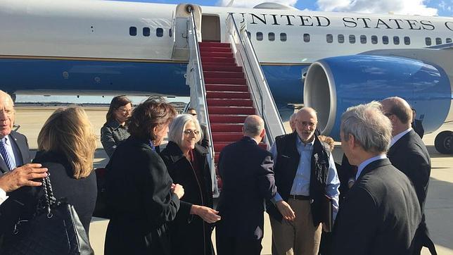 Alan Gross, con una carpeta, tras aterrizar en un aeropuerto cerca de Washington