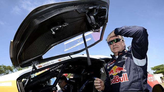 Carlos Sainz, durante un descanso en el Dakar