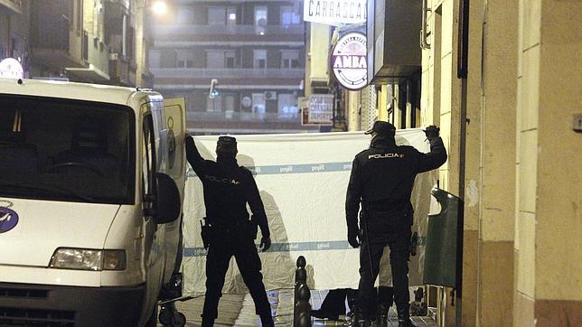 Dos policías, en el levantamiento del cadáver del joven asesinado en Zaragoza
