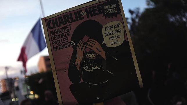 «Charlie Hebdo» publicó las caricaturas danesas con una portada en la que se representaba a Mahoma tapándose los ojos