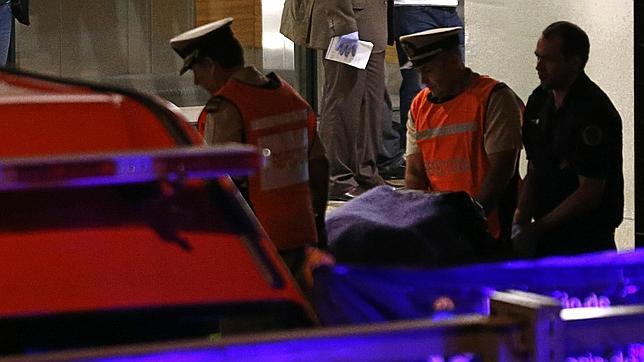 Miembros de las fuerzas de seguridad trasladan el cuerpo de Nisman